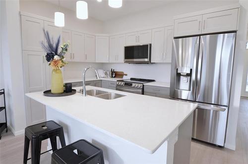 34 Saddle Creek Cove, Winnipeg, MB - Indoor Photo Showing Kitchen With Double Sink With Upgraded Kitchen