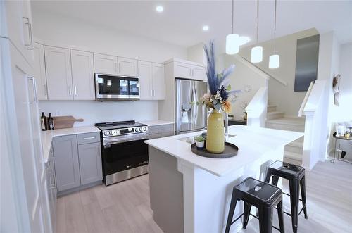 34 Saddle Creek Cove, Winnipeg, MB - Indoor Photo Showing Kitchen