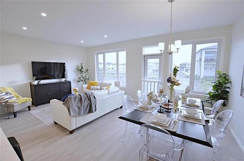 34 Saddle Creek Cove, Winnipeg, MB - Indoor Photo Showing Living Room