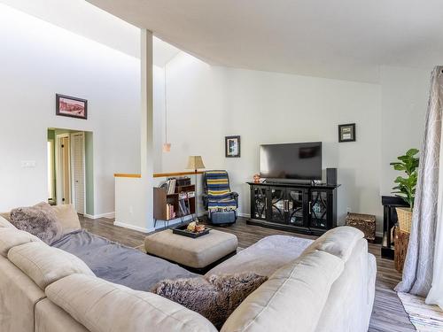 23-931 Gleneagles Drive, Kamloops, BC - Indoor Photo Showing Living Room