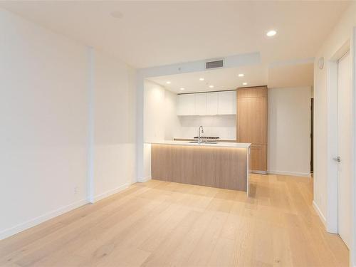 711-2000 Hannington Rd, Langford, BC - Indoor Photo Showing Kitchen