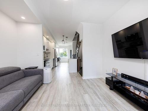 6-120 Frederick Tisdale Dr, Toronto, ON - Indoor Photo Showing Living Room