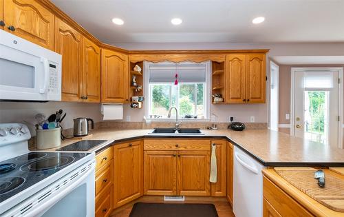 1360 12 Street, Salmon Arm, BC - Indoor Photo Showing Kitchen With Double Sink