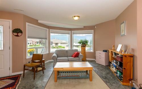 1360 12 Street, Salmon Arm, BC - Indoor Photo Showing Living Room