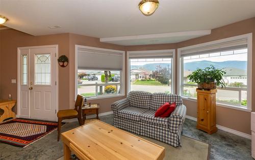 1360 12 Street, Salmon Arm, BC - Indoor Photo Showing Living Room