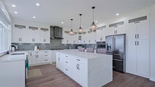 1110 Goldfinch Place, Kelowna, BC - Indoor Photo Showing Kitchen With Upgraded Kitchen