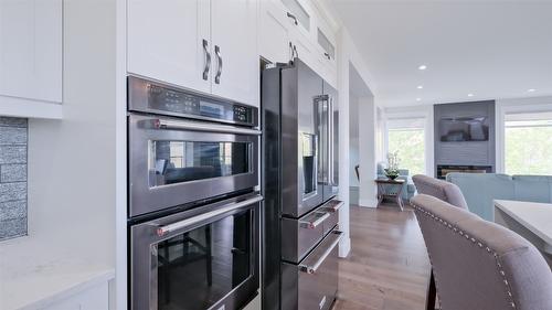 1110 Goldfinch Place, Kelowna, BC - Indoor Photo Showing Kitchen