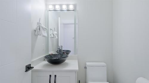 1110 Goldfinch Place, Kelowna, BC - Indoor Photo Showing Bathroom