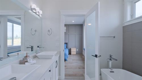 1110 Goldfinch Place, Kelowna, BC - Indoor Photo Showing Bathroom