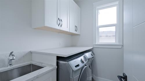 1110 Goldfinch Place, Kelowna, BC - Indoor Photo Showing Laundry Room