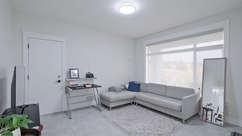 1110 Goldfinch Place, Kelowna, BC - Indoor Photo Showing Living Room