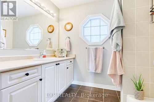 56 Nanaimo Crescent, Hamilton, ON - Indoor Photo Showing Bathroom