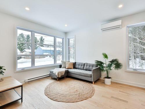 Salon - 3196 Rue Thibodeau, Sainte-Julienne, QC - Indoor Photo Showing Living Room