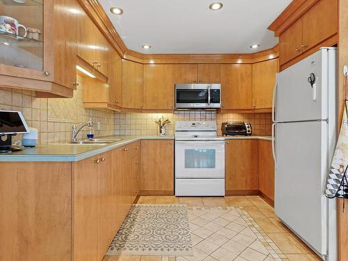 Kitchen - 5-22 Rue St-Hippolyte, Salaberry-De-Valleyfield, QC - Indoor Photo Showing Kitchen With Double Sink