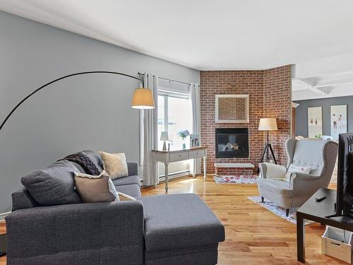 Salon - 5-22 Rue St-Hippolyte, Salaberry-De-Valleyfield, QC - Indoor Photo Showing Living Room With Fireplace