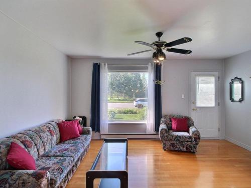 Living room - 771 13E Avenue, Senneterre - Ville, QC - Indoor Photo Showing Living Room