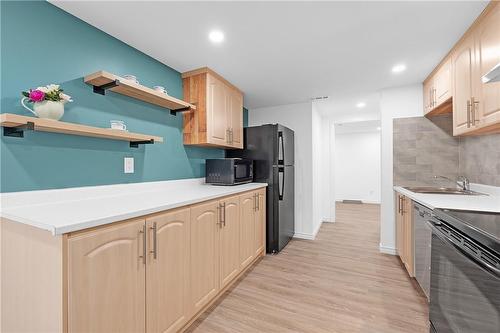 587 Barnaby Street, Hamilton, ON - Indoor Photo Showing Kitchen