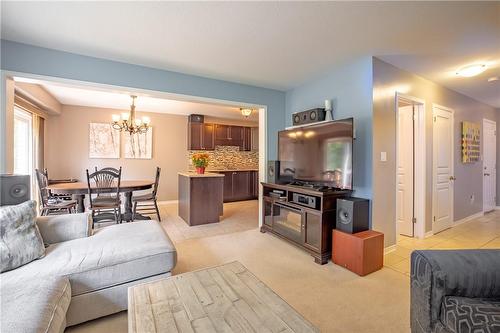 8855 Silverstar Court, Niagara Falls, ON - Indoor Photo Showing Living Room