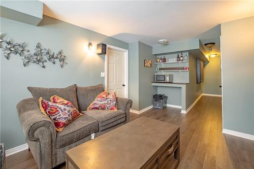 8855 Silverstar Court, Niagara Falls, ON - Indoor Photo Showing Living Room