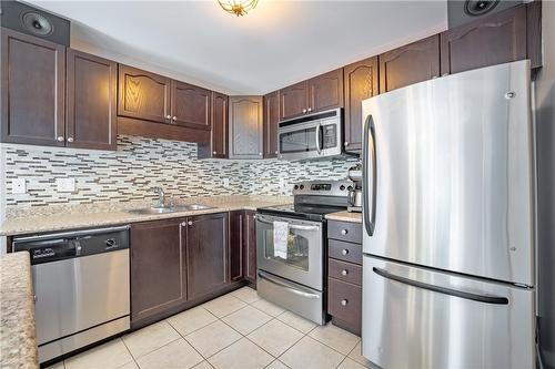 8855 Silverstar Court, Niagara Falls, ON - Indoor Photo Showing Kitchen With Upgraded Kitchen