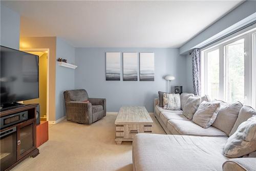 8855 Silverstar Court, Niagara Falls, ON - Indoor Photo Showing Living Room