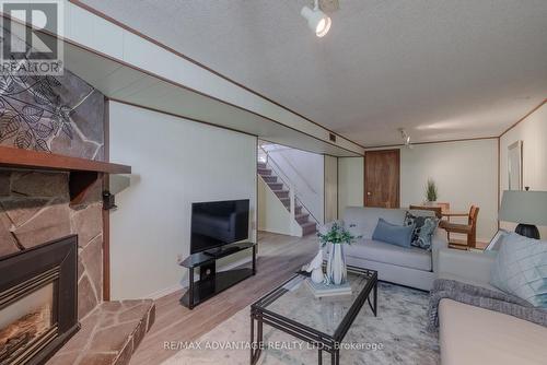 104 Harding Crescent, London, ON - Indoor Photo Showing Living Room With Fireplace