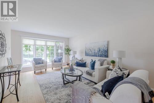 104 Harding Crescent, London, ON - Indoor Photo Showing Living Room