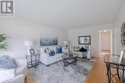 104 Harding Crescent, London, ON - Indoor Photo Showing Living Room