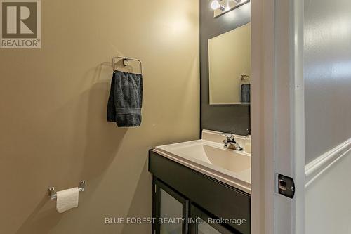 453 Wilkins Street, London, ON - Indoor Photo Showing Bathroom