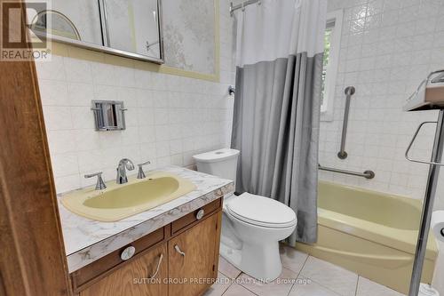 2371 Hamilton Road, London, ON - Indoor Photo Showing Bathroom