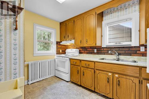 2371 Hamilton Road, London, ON - Indoor Photo Showing Kitchen With Double Sink