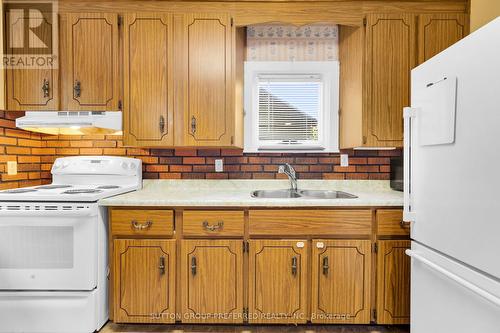 2371 Hamilton Road, London, ON - Indoor Photo Showing Kitchen With Double Sink