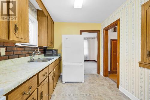 2371 Hamilton Road, London, ON - Indoor Photo Showing Kitchen With Double Sink