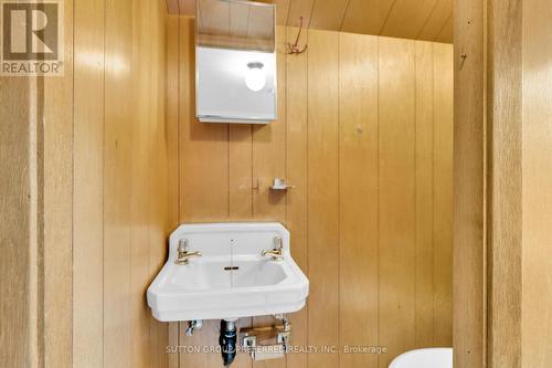 2371 Hamilton Road, London, ON - Indoor Photo Showing Bathroom