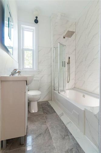 128 East Avenue N, Hamilton, ON - Indoor Photo Showing Bathroom