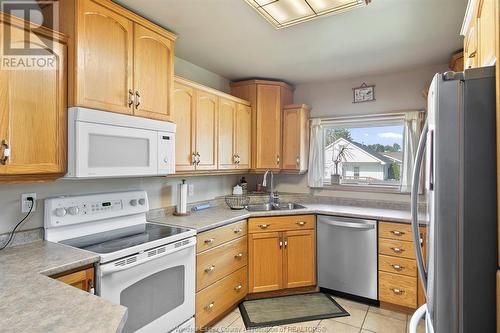 186 Laird, Essex, ON - Indoor Photo Showing Kitchen