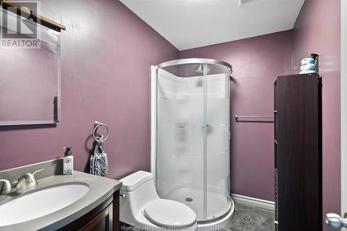 186 Laird, Essex, ON - Indoor Photo Showing Bathroom