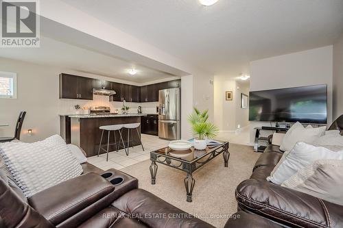 12 Summerfield Drive, Guelph (Pine Ridge), ON - Indoor Photo Showing Living Room