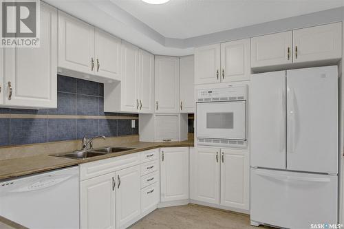 258 Magee Crescent, Regina, SK - Indoor Photo Showing Kitchen With Double Sink