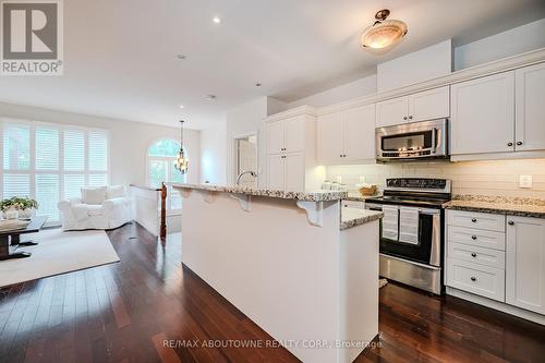 2946 Singleton Common, Burlington (Rose), ON - Indoor Photo Showing Kitchen With Upgraded Kitchen