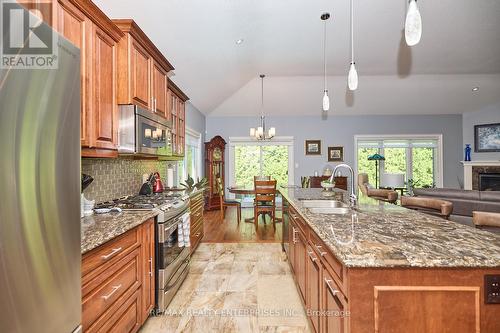 57 Stoneridge Crescent, Niagara-On-The-Lake (St. Davids), ON - Indoor Photo Showing Kitchen With Double Sink With Upgraded Kitchen