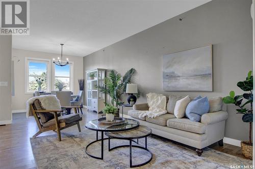 402 1515 Anson Road, Regina, SK - Indoor Photo Showing Living Room