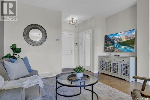 402 1515 Anson Road, Regina, SK - Indoor Photo Showing Living Room