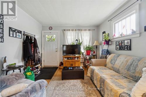 356 Exmouth Street, Sarnia, ON - Indoor Photo Showing Living Room