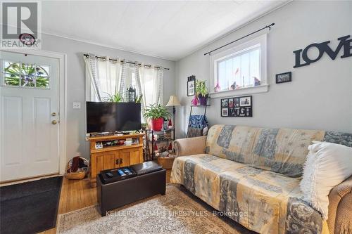 356 Exmouth Street, Sarnia, ON - Indoor Photo Showing Living Room