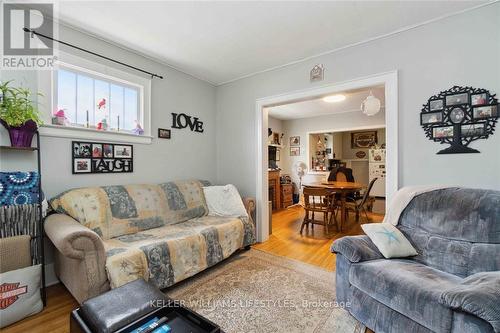 356 Exmouth Street, Sarnia, ON - Indoor Photo Showing Living Room