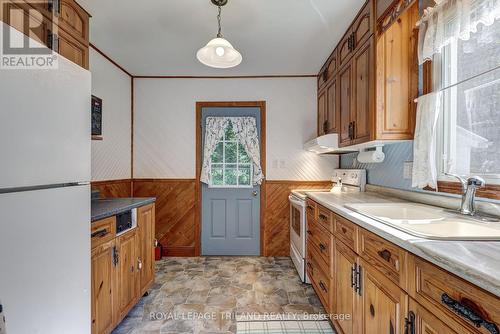 7372 Coyne Road, Dutton/Dunwich, ON - Indoor Photo Showing Kitchen With Double Sink