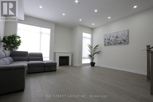 11 Ingersoll Lane, Richmond Hill, ON - Indoor Photo Showing Living Room