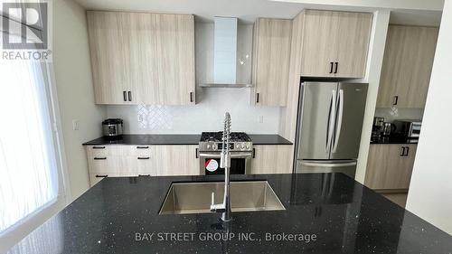 11 Ingersoll Lane, Richmond Hill, ON - Indoor Photo Showing Kitchen With Double Sink With Upgraded Kitchen