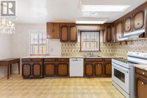 377 Bartos Drive, Oakville, ON - Indoor Photo Showing Kitchen With Double Sink